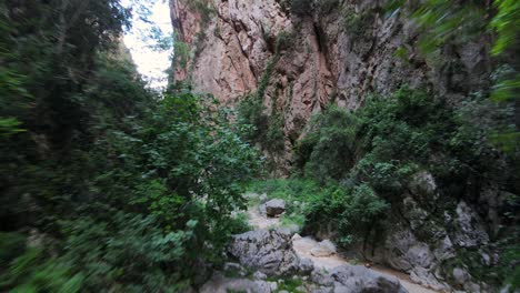 aerial hacia adelante a lo largo del cañón de gjipe, albania