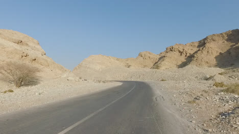 tiro de la cordillera y la carretera del desierto desde el coche