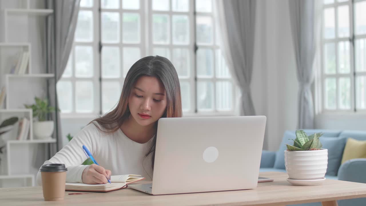 가정에서 온라인으로 공부하는 여성