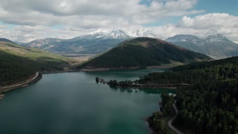 Toma-Aérea-De-Establecimiento,-Paisaje-Montañoso-Del-Lago-Doxa,-Tranquilas-Aguas-Griegas-Azules-Rodeadas-De-Colinas-De-Ensueño-De-Bosque-De-Pinos