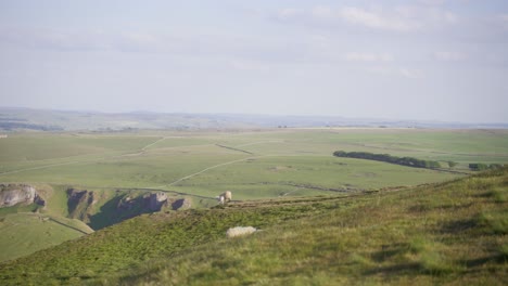 disparo de mano de tres ovejas en la distancia en la parte superior de mam tor, castleton, peak district, inglaterra