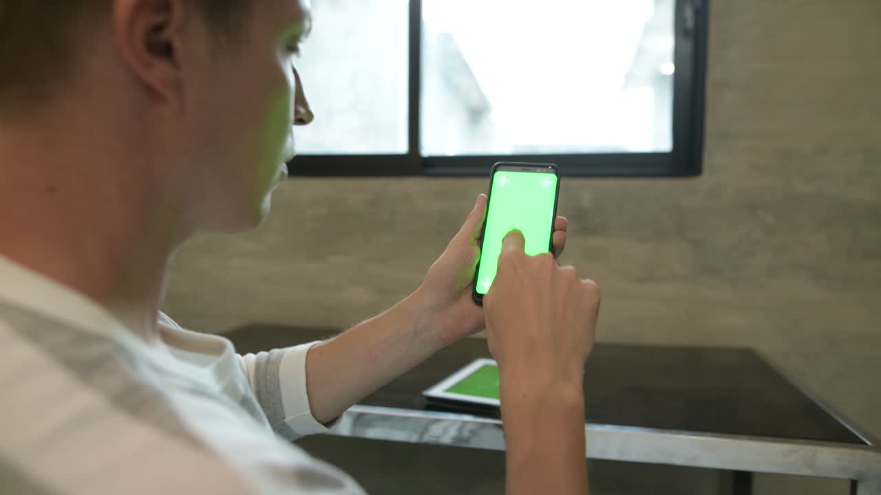 joven y guapo hombre escandinavo en casa