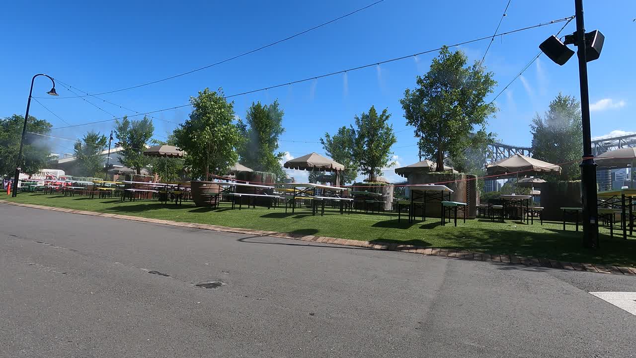 comedor al aire libre y lugar de hospitalidad con líneas aéreas de enfriamiento por aspersión de agua en los muelles de howard smith