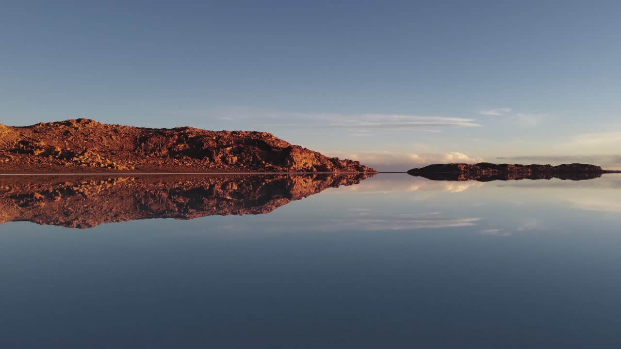 el cielo perfectamente reflejado en el agua del lago, bolivia altiplano roca dorada