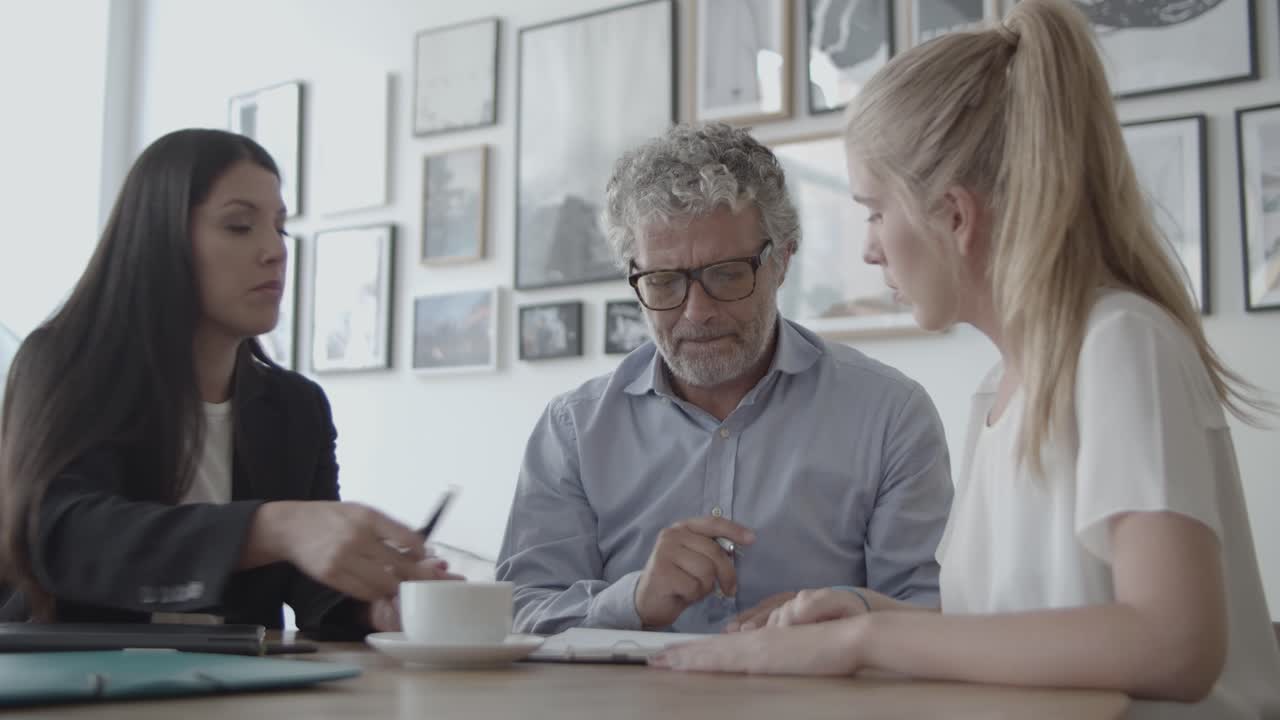 consultores que ayudan al cliente a completar la solicitud