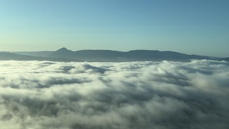 Volando-Sobre-La-Niebla