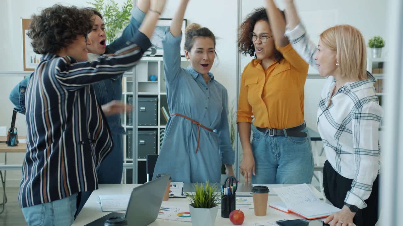 행복한 다양한 사업가 여성들이 성공을 축하하고 있습니다.