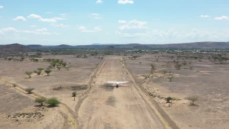 drone de la piste de l'aéroport d'avion avant le décollage de l'avion