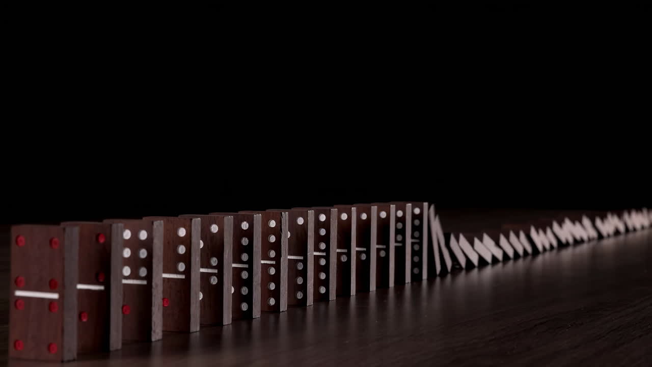 Domino di legno che cadono in una reazione a catena, effetto a blocchi di legno da un blocco continuo rovesciato, prevenzione e sviluppo verso la stabilità, strategia aziendale e gestione del rischio, effetto farfalla