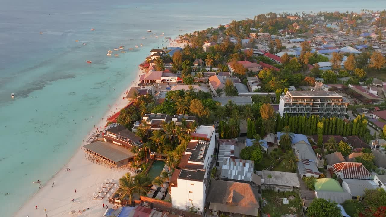 Zanzibar’daki Nungwi Plajı’nı ortaya çıkaran tropikal sahil tesisleri üzerinde yapılan sinematik drone uçuşu. Beyaz kum, turkuaz su ve lüks sahil manzarası, çarpıcı bir seyahat ve tatil atmosferi yaratıyor.