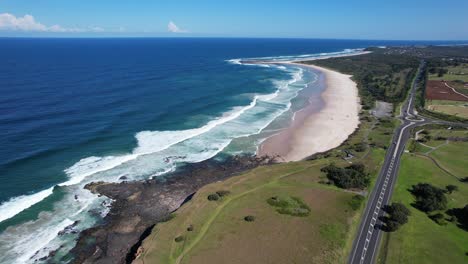 die küstenstraße am ufer von sharpes beach in ballina, new south wales, australien