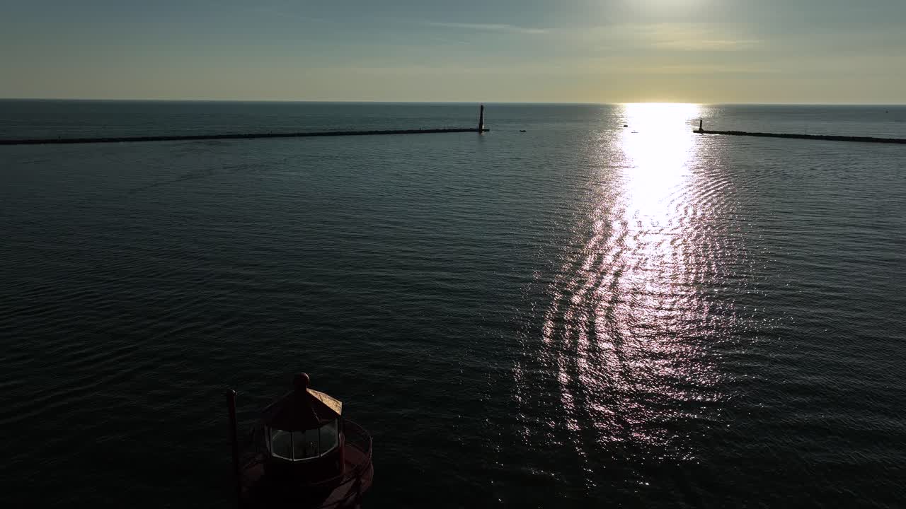 다섯 개의 큰 호수 중 하나 를 따라 펼쳐진 만