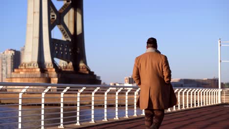 Hombre-Coreano-Asiático-Caminando-En-El-Parque-Frente-Al-Mar-De-Camden-En-Nueva-Jersey,-Estados-Unidos---Tiro-Medio