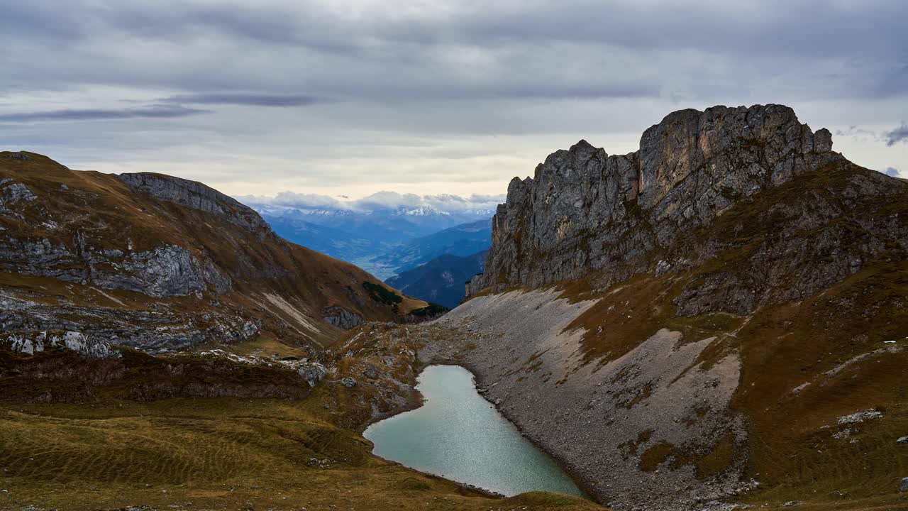 lapso de tempo de altas montanhas e lago alpino de rofanspitze nos alpes austríacos