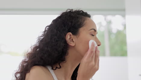 mujer, belleza y almohadilla de algodón para quitar el maquillaje