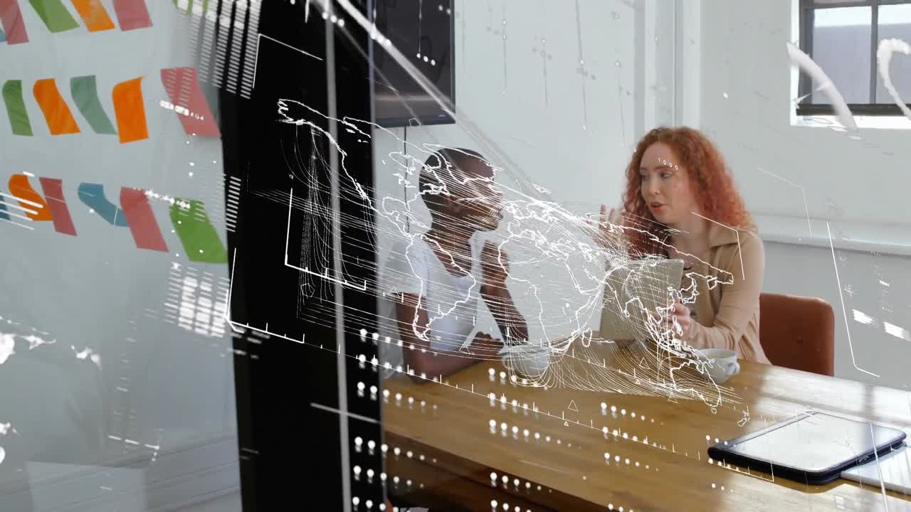 анимация обработки данных над различными деловыми людьми в офисе