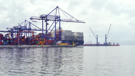 puerto marítimo comercial para la exportación y la importación.