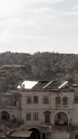 capadocia, turquía: viviendas en cuevas y casas de piedra