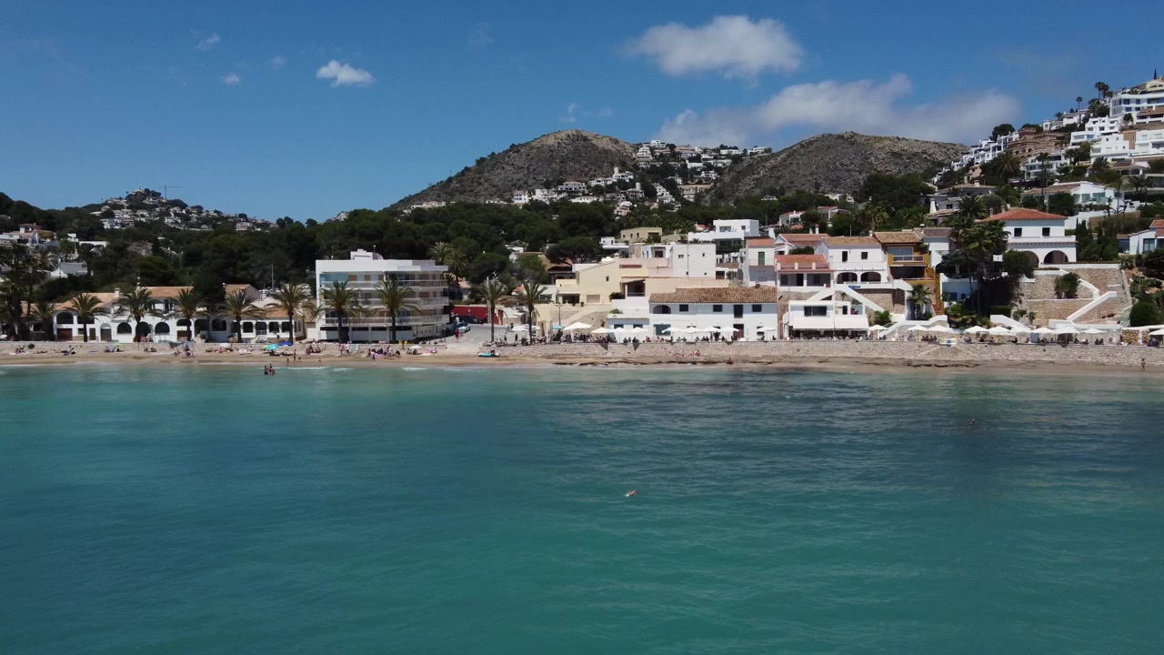 Volando via dalla cala del Portet. Situata a Moraira, è una delle spiagge più belle e uniche della Costa Blanca. Spagna.