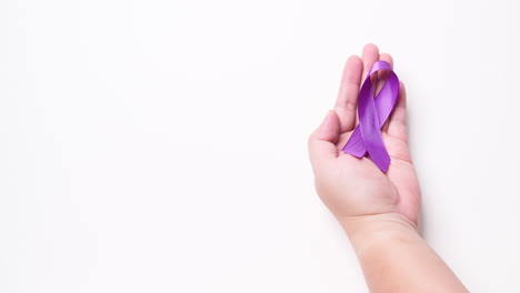 detail of a male hand holding a light purple ribbon on a white background