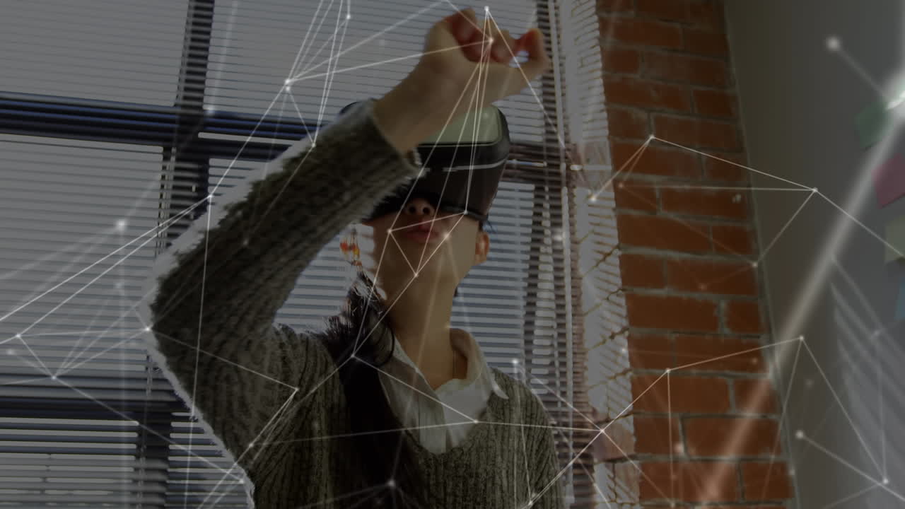animación de la red de conexiones sobre la mujer que usa auriculares vr