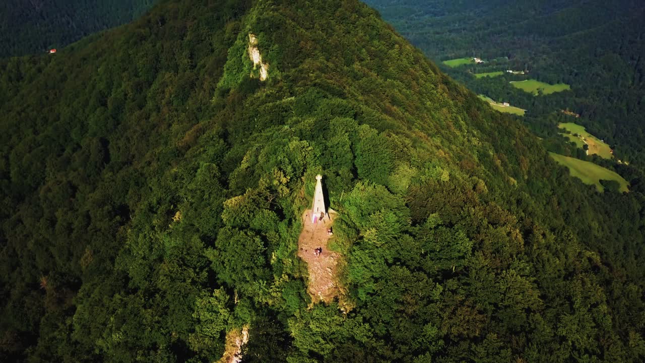 imágenes aéreas de drones del monte san donato, también conocido como monte rogatec