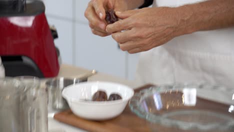 Agregar-Dátiles-A-La-Licuadora-Para-Hacer-Una-Dieta-De-Tarta-De-Queso-Vegana-Casera-Sin-Lácteos-A-Base-De-Plantas-Y-Una-Alimentación-Saludable