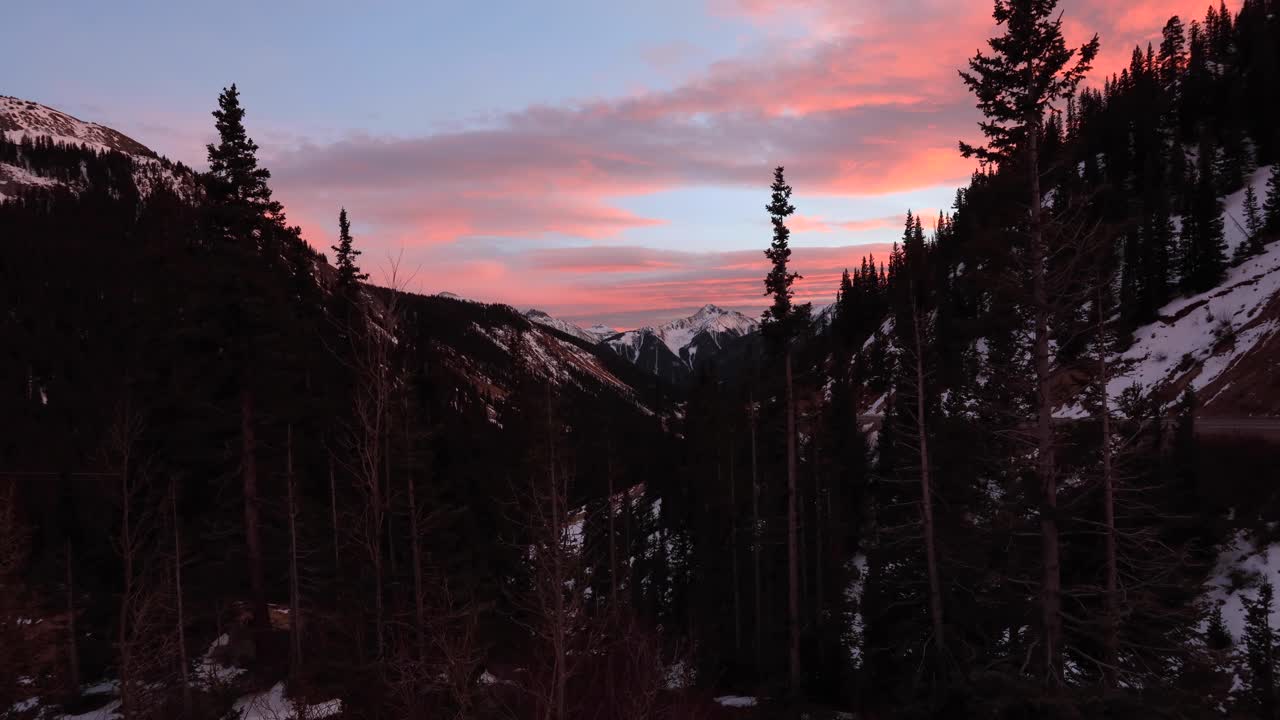 Time lapse ampio di un tramonto in montagna