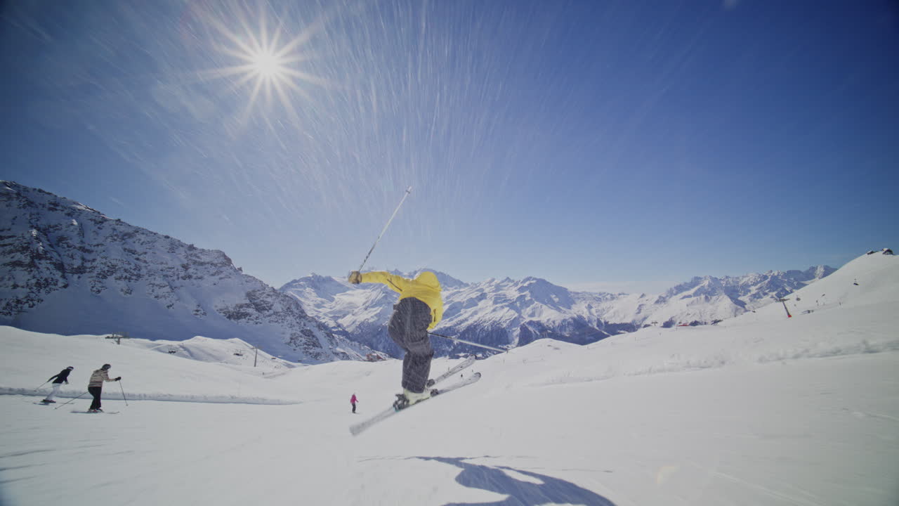Sci alpino di alta performance in carving su piste battute a Verbier Bruson e nella Val de Bagnes, filmato con drone e follow cam in una giornata invernale serena e soleggiata, che mostra uno sci veloce, dinamico e divertente