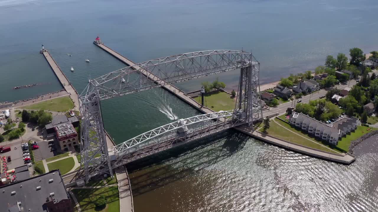 여름에 덜루스 공중 리프트 다리