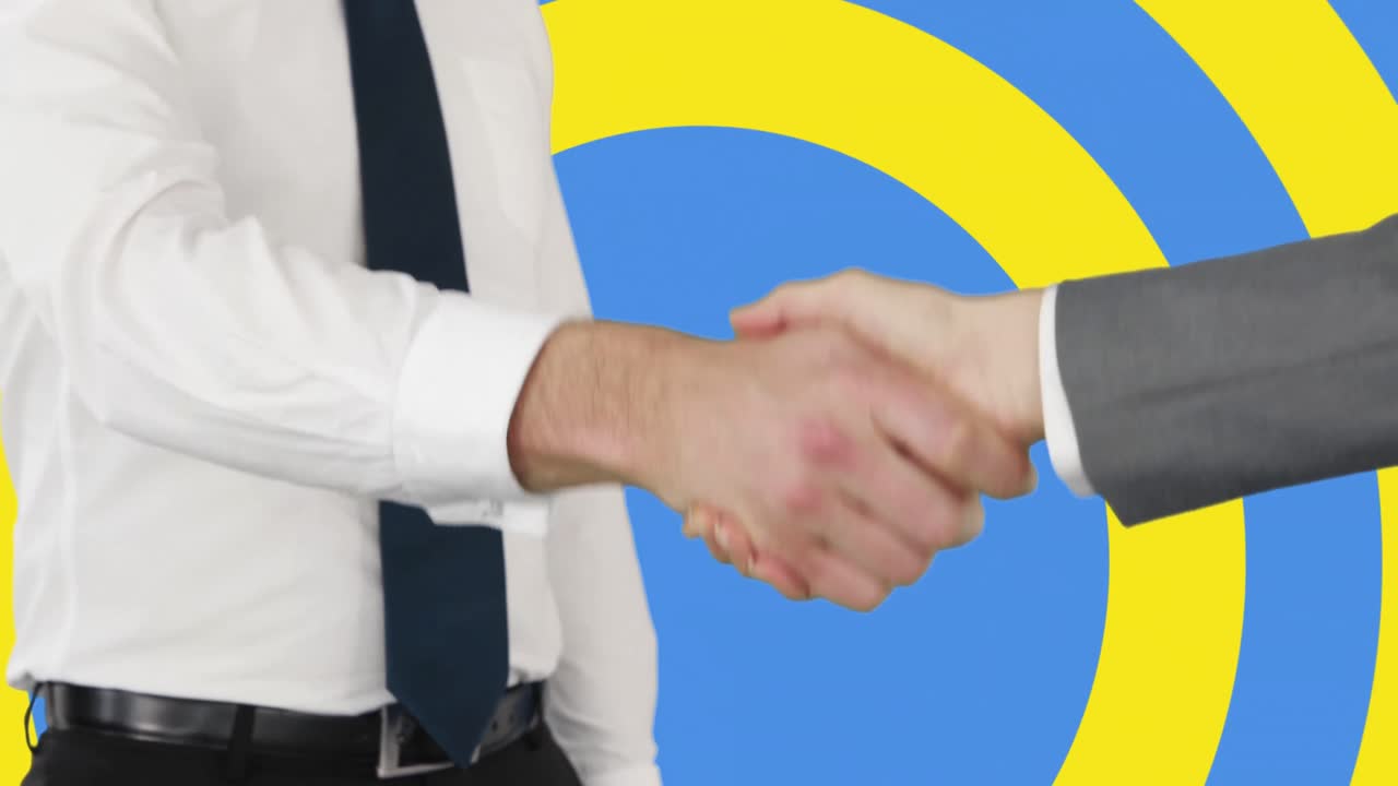 Animação de empresários caucasianos apertando as mãos sobre a bandeira da Ucrânia
