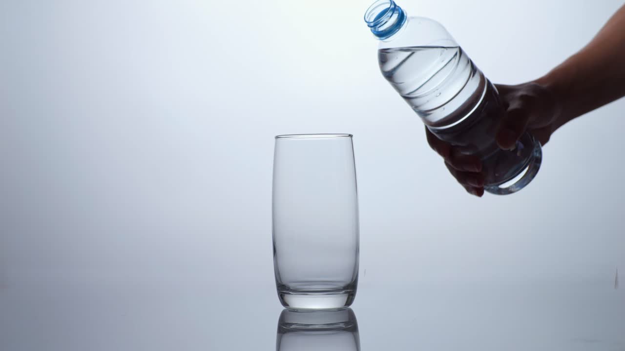 병 에서 물 을 잔 에 부어 넣는 것