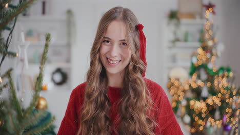 Mujer-Bonita-Alegre-En-Casa-Durante-La-Navidad