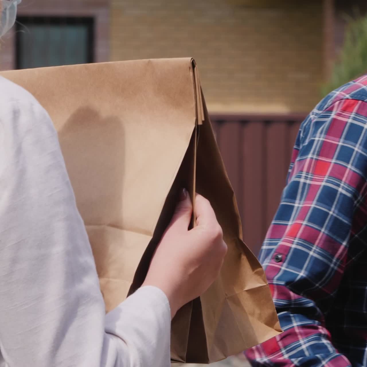 el mensajero entrega paquetes de productos a la puerta de la casa del cliente