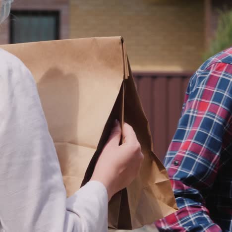 el mensajero entrega paquetes de productos a la puerta de la casa del cliente