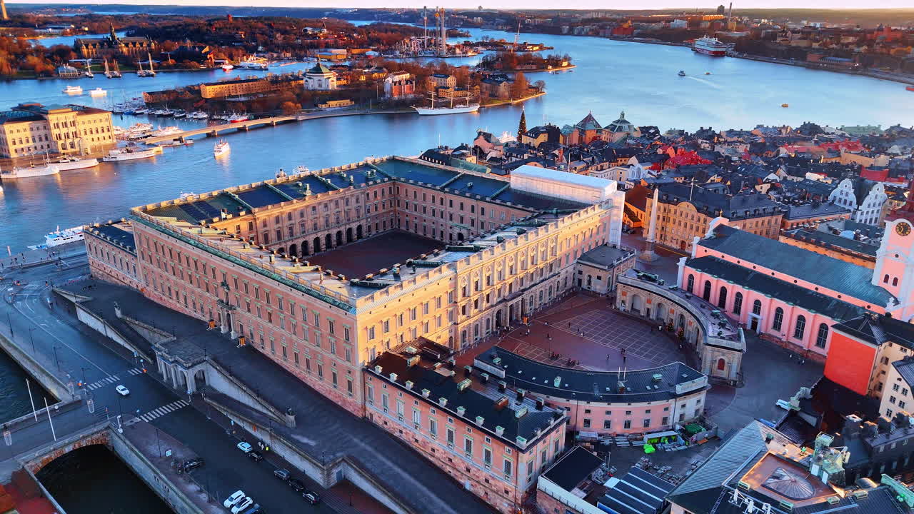 Smukt kongeslot i Stockholm, Sverige. Luftperspektiv over vartegnet og Gamla stan, den historiske bymidte.