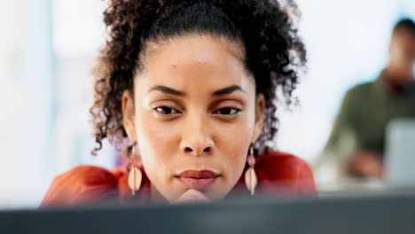 cara, computadora o mujer de negocios pensando