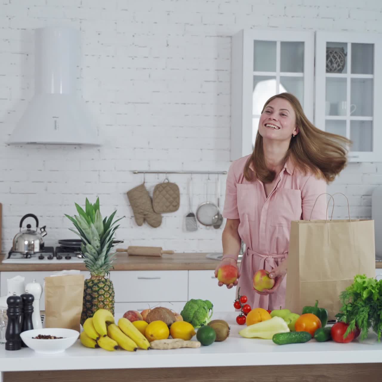 mujer joven en la cocina