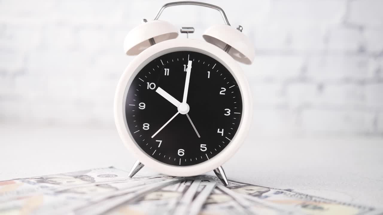 despertador y dinero