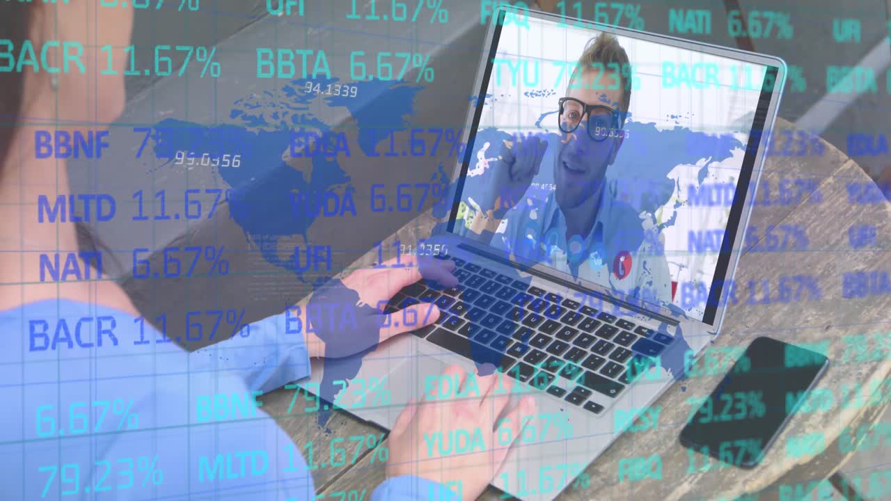 procesamiento de datos del mercado de valores sobre el mapa del mundo contra una mujer caucásica que tiene una videollamada con una mujer