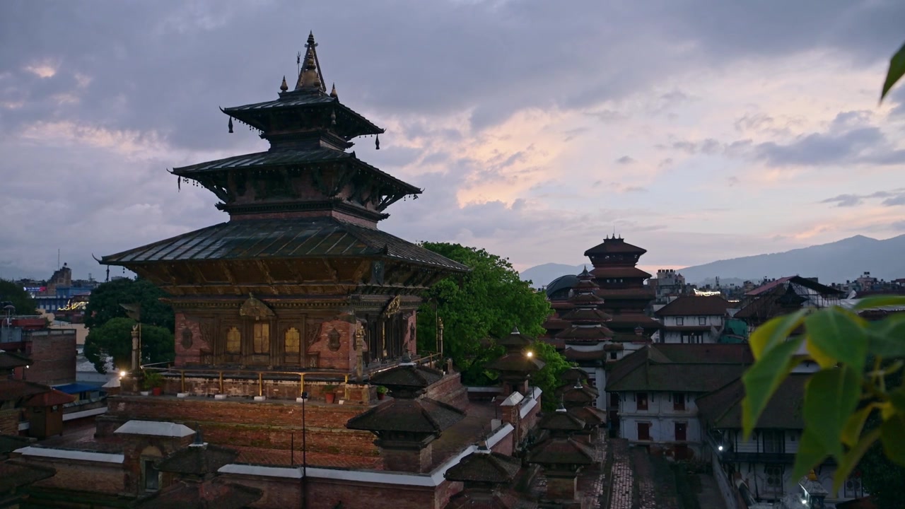 Katmandun rakennukset auringonlaskussa Nepalissa, Durbar-aukion temppeli kauniin dramaattisen auringonlaskun taivaan ja pilvien alla, vanhoja historiallisia rakennuksia, suosittu matkakohde ja turistinähtävyys.