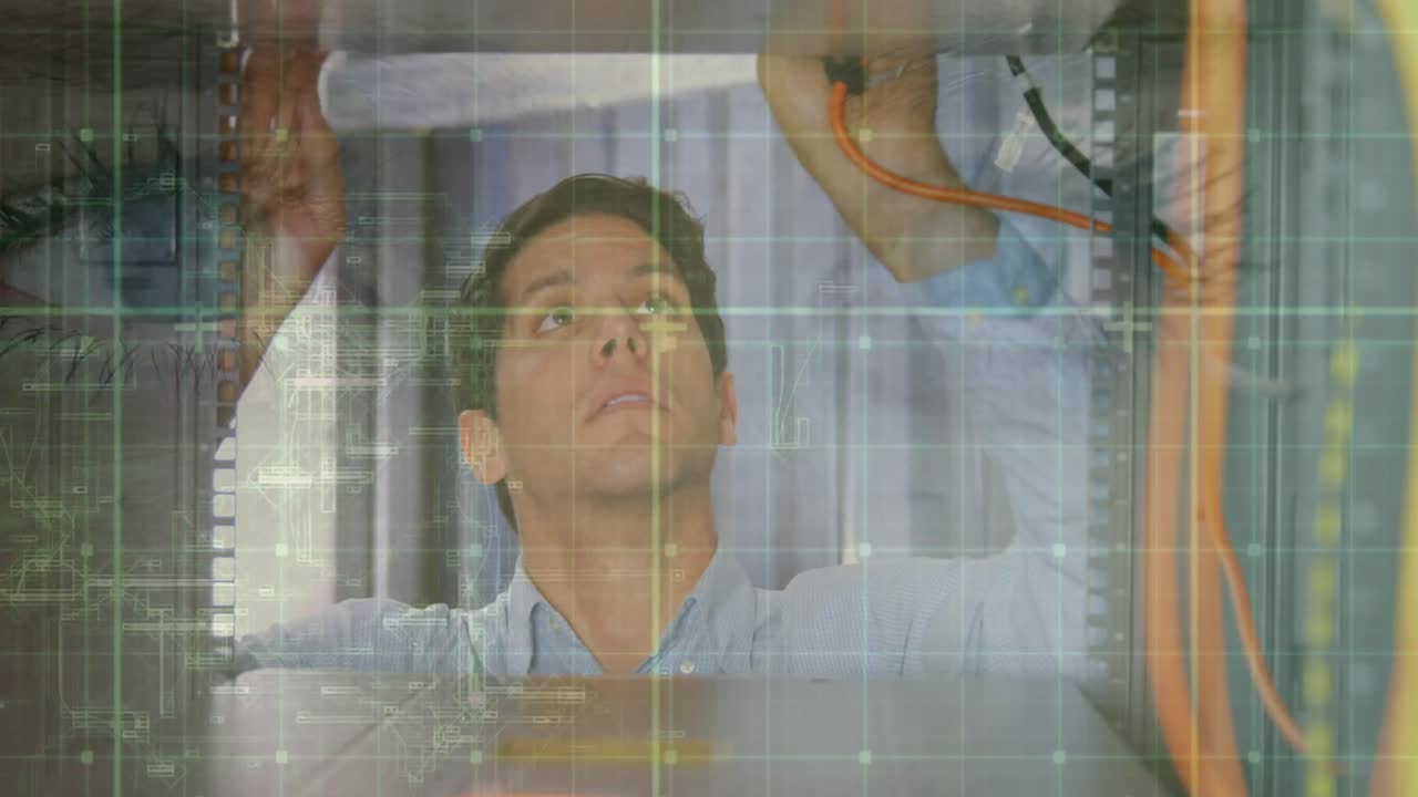 컴퓨터 서버를 통해 데이터 처리의 애니메이션과 백인 남성 it 엔지니어