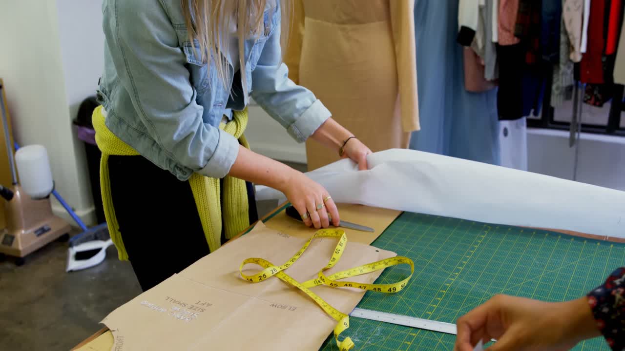 diseñadores de moda trabajando en la mesa 4k