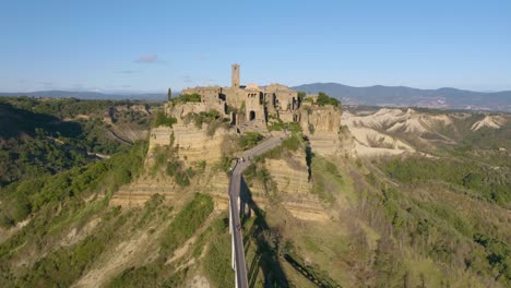 vuelo cinematográfico de drones sobre civita di bagnoregio, famosa ciudad medieval en italia