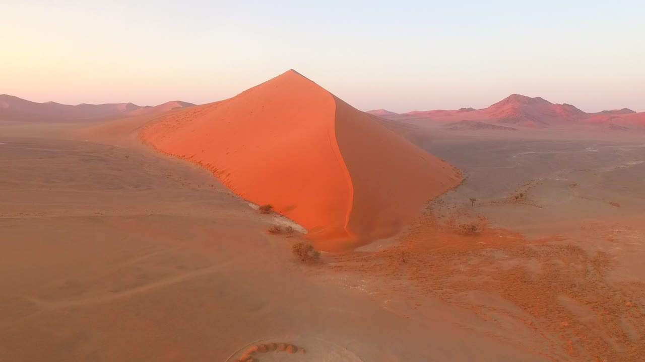 se muestran las dunas de arena en namibia, áfrica meridional