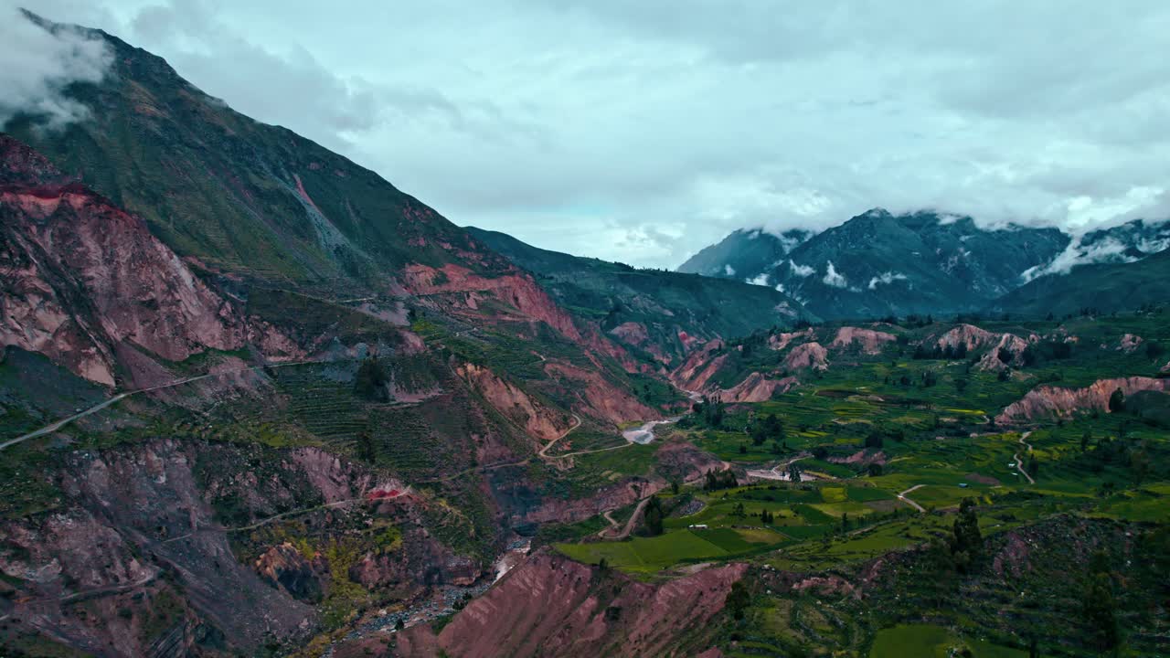 cautivador vuelo de avión no tripulado sobre un cañón de colca después de la lluvia, con exuberantes paisajes verdes y el serpenteante río colca debajo
