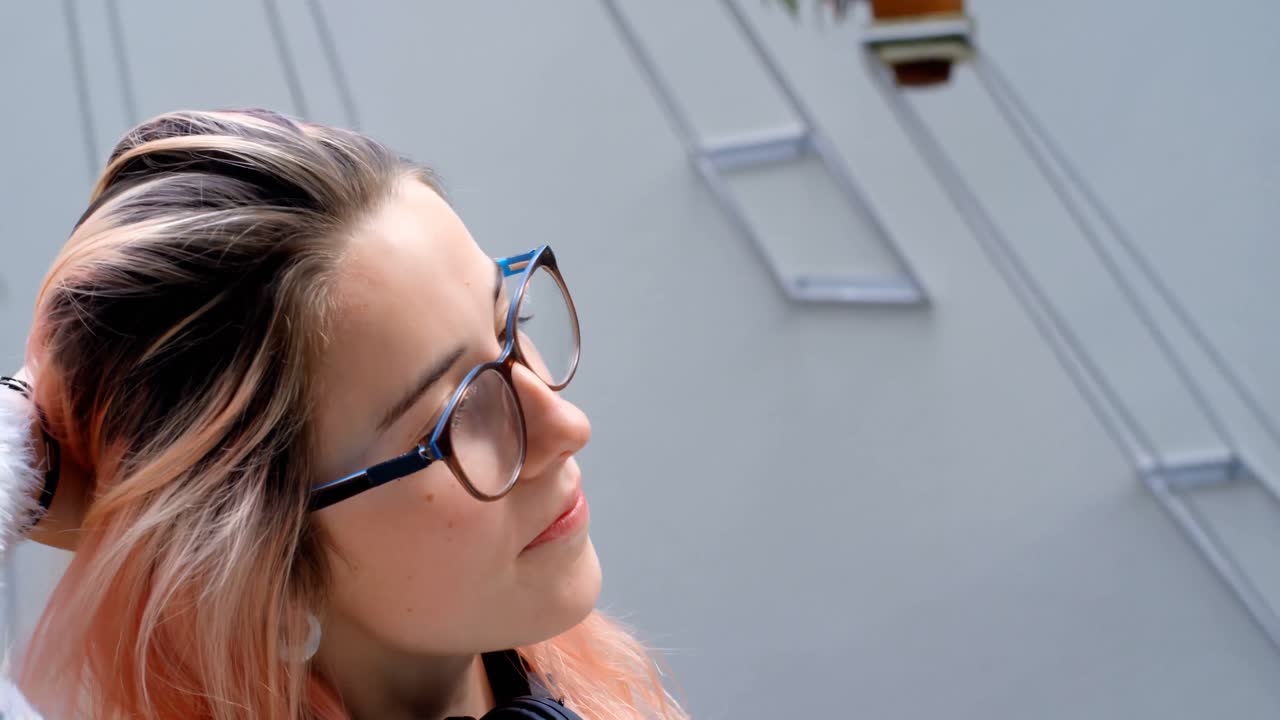 ejecutiva jugando con su cabello 4k