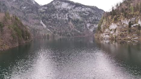 hermosa vista del lago konigssee cerca de la ciudad de berchtesgaden en los alpes de baviera, alemania