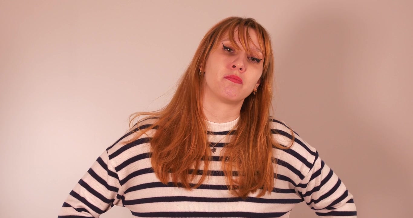 Chica exagerando y dramatizando la apatía