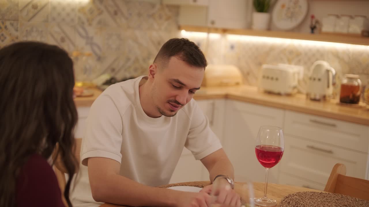 una pareja enamorada haciendo un sándwich en la cocina de la sala de estar